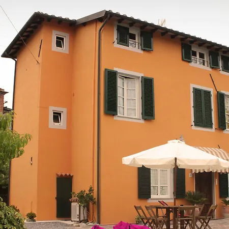 לינה וארוחת בוקר Lucca Fora